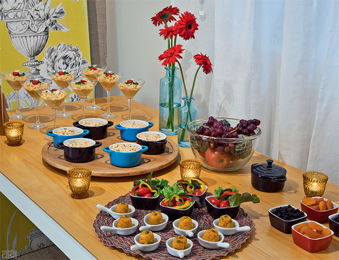 Na sala, uma recepção de Natal pequena e deliciosa