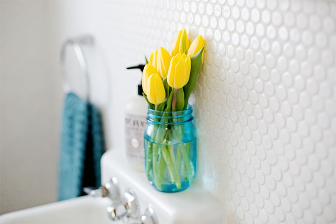 Ideias de decoração para o banheiro: amarelo e muitas flores