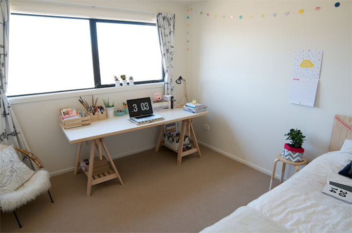 Escrivaninha feita com cavaletes