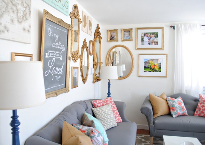 Sala de estar coloridinha com toques de glamour