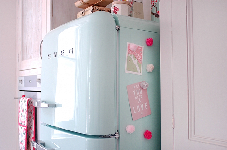 Geladeira colorida na cozinha: personaliza e alegra o ambiente