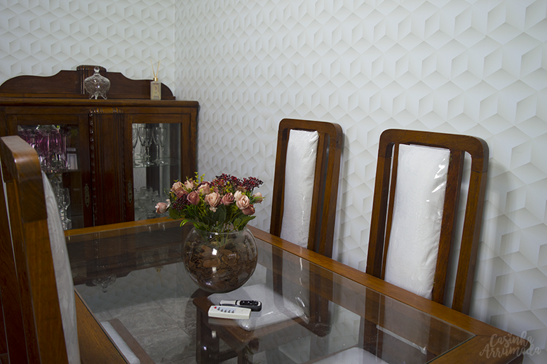 DECORANDO A SALA DE JANTAR GASTANDO POUCO – ANTES & DEPOIS – Como aplicar papel de parede e como estofar cadeiras em casa