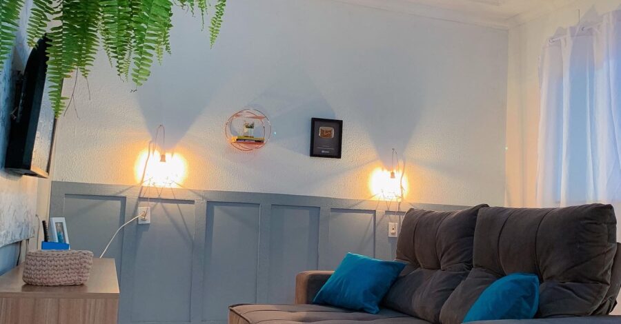 Transformação sala de estar – Parede de lambri com isopor e painel da TV imitando mármore