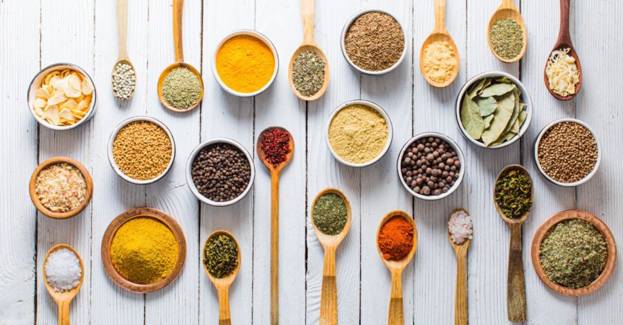 Temperos: ervas e especiarias essenciais para ter na cozinha – e como usar cada uma