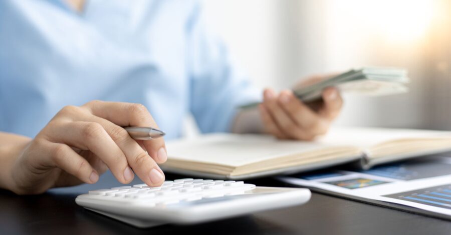 Dicas práticas para economizar dinheiro: cashback, pontos no cartão de crédito e o desafio das 52 semanas