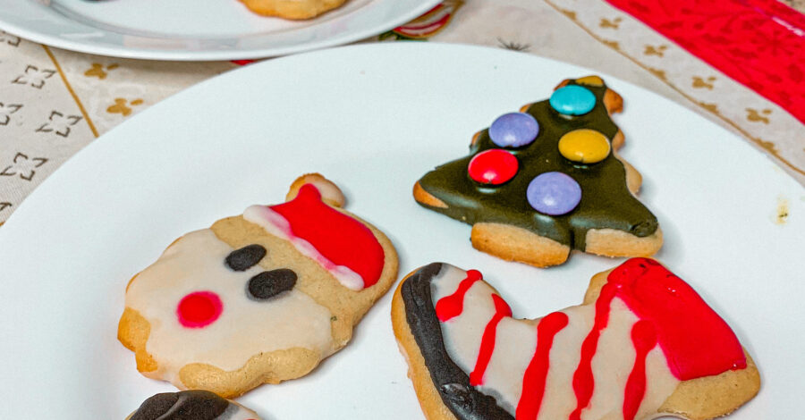 Biscoitos amanteigados decorados para o Natal