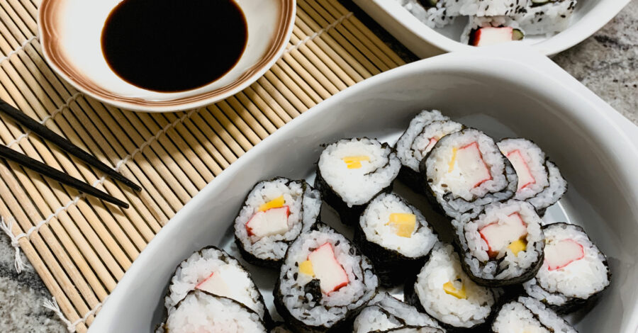 Como fazer sushi em casa: como fazer arroz de sushi, uramaki, hosomaki e hot holl passo a passo