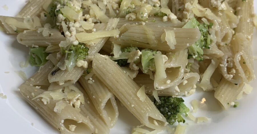 Receita vegetariana: macarrão com tofu e brocólis