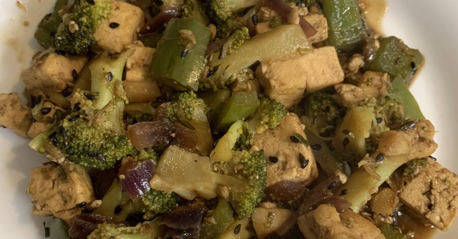 Receita vegetariana: tofu salteado com legumes e shoyu